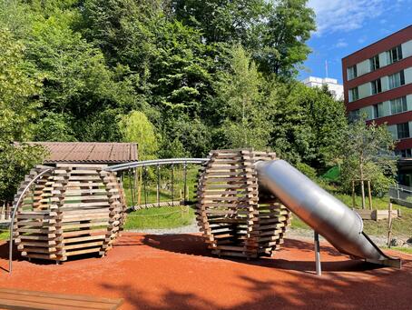 Spjelplatz mit Spielgeraeten